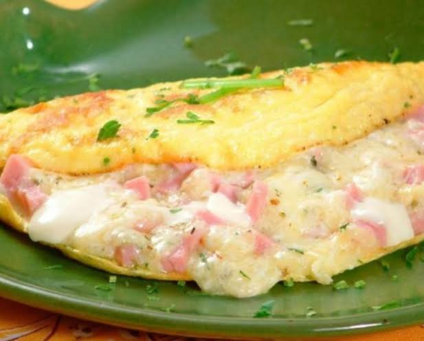 OMELETE DE PRESUNTO E QUEIJO