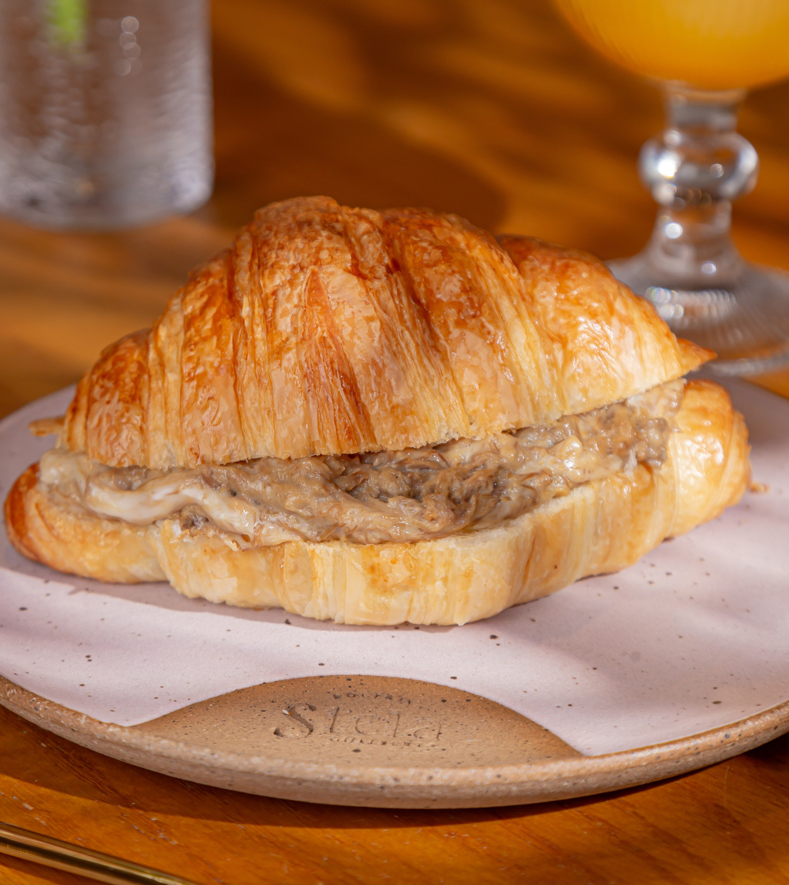 CROISSANT CARNE SECA COM REQUEIJÃO