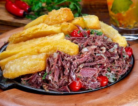 Carne com Macaxeira
