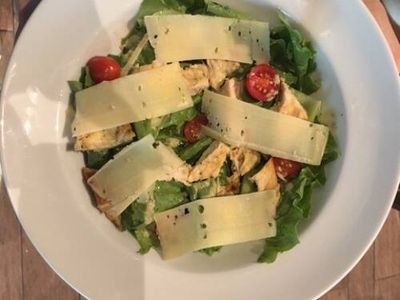 Insalata caesar con pollo