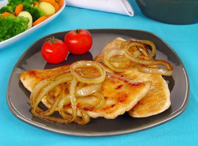 FILE DE FRANGO ACEBOLADO