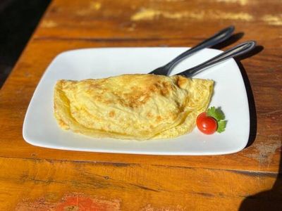 Omelete com peito de peru e queijo branco