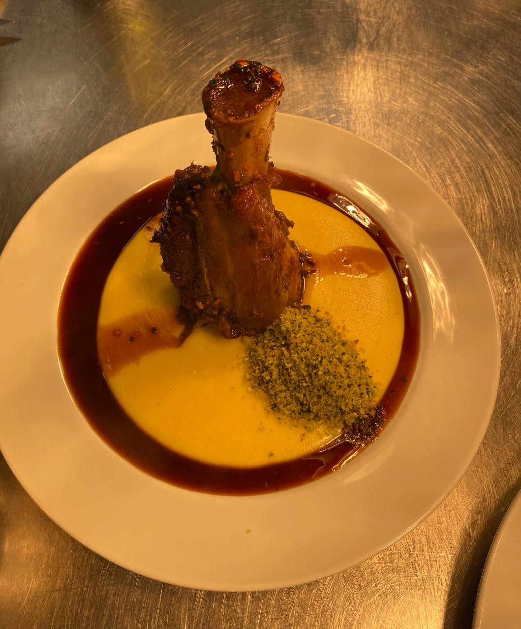Stinco de cordeiro com polenta cremosa de mascarpone e gremolata crocante 
