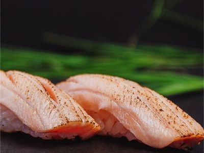Niguiri flambado salmão