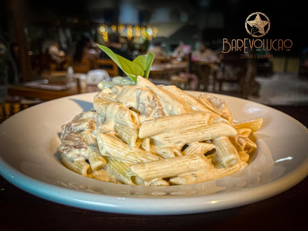 Penne filé mignon ao molho gorgonzola