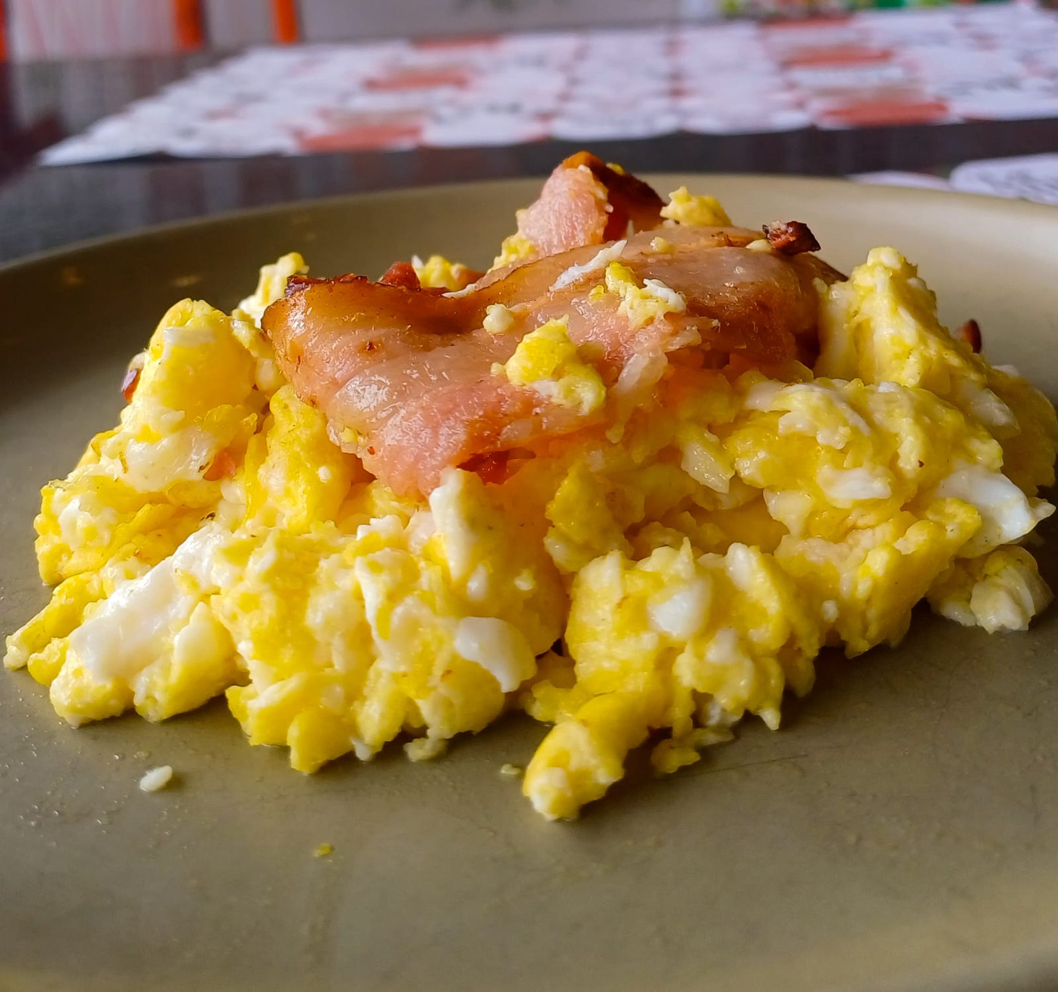 OVO MEXIDO COM MUSSARELA E BACON