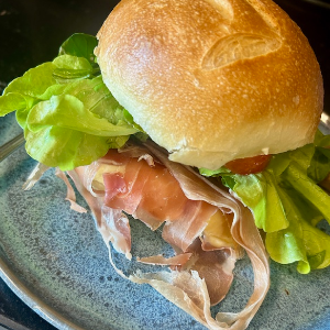 PARMA NO PAO AZEITE, TRES QUEIJS, FOLHAS VERDES.