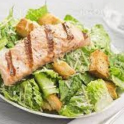 Salmão Grelhado com Salada Ceasar