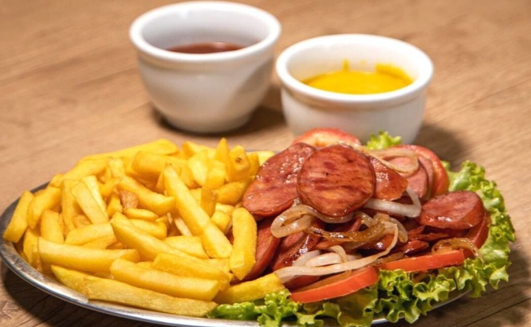 PORÇÃO DE CALABRESA ACEBOLADA C/ BATATA FRITA (500gr)