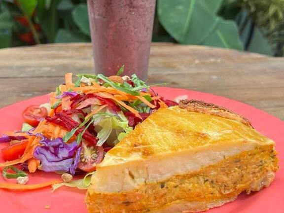 Combo : pedaço de torta +  mini salada + suco de fruta.