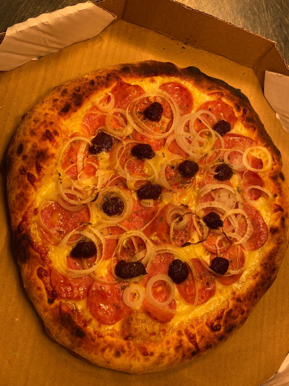 Calabresa ( molho de pomodoro, calabresa fatiada , cebola , azeitonas e orégano )
