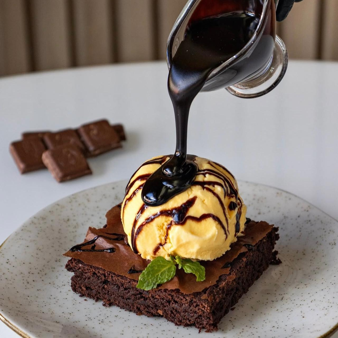 BROWNIE DE CHOCOLATE COM SORVETE E CALDA DE CHOCOLATE