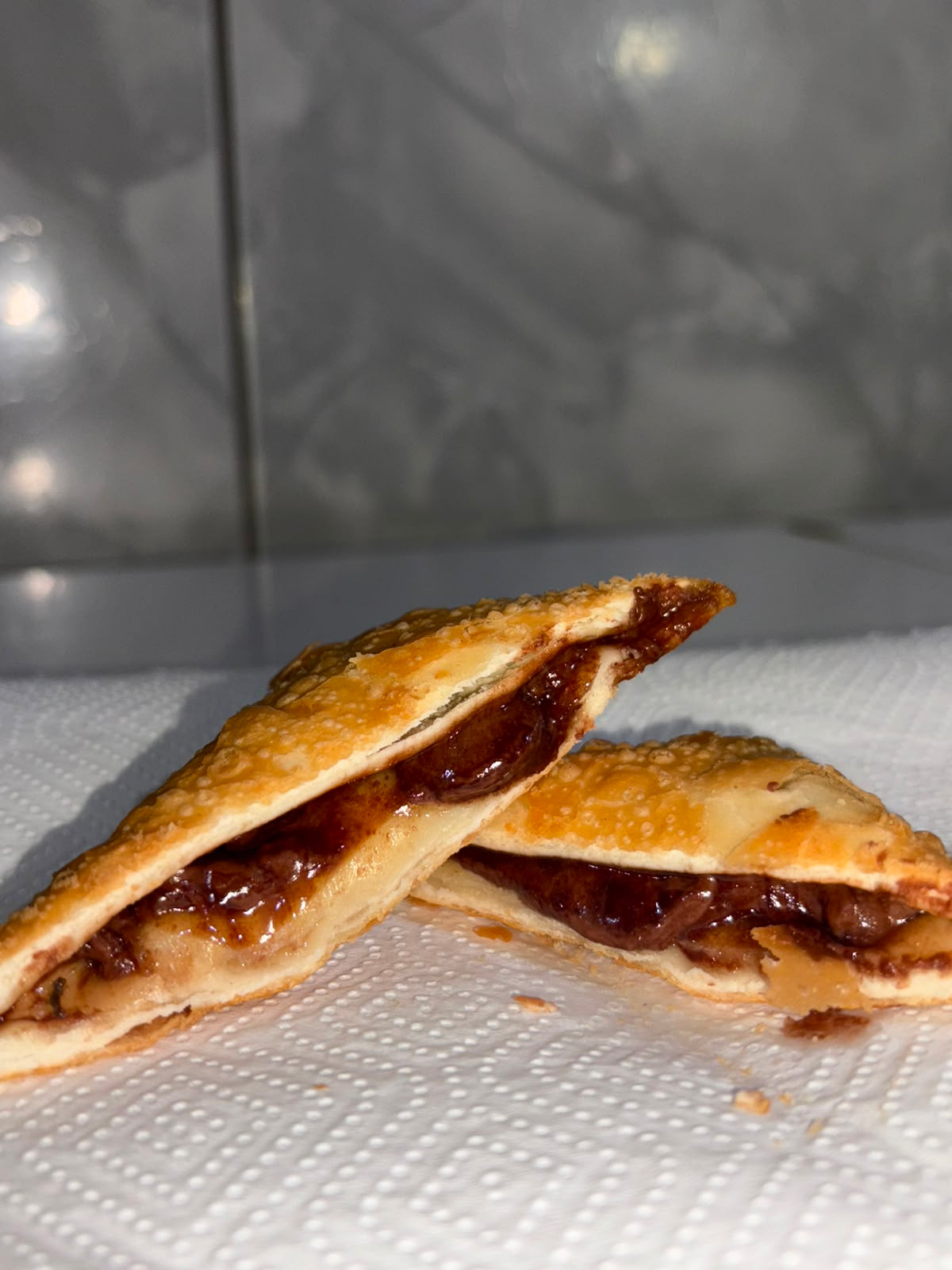 G - CHOCOLATE (CHOCOLATE AO LEITE + MUSSARELA OU PURO) - PASTEL GRANDE