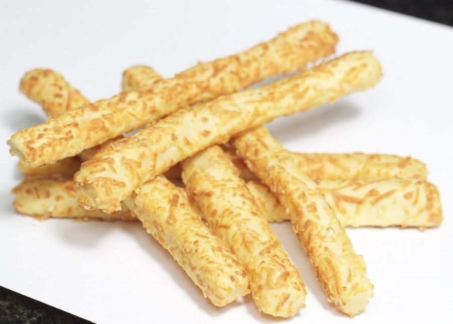8 UN PALITOS DE QUEIJO EMPANADO