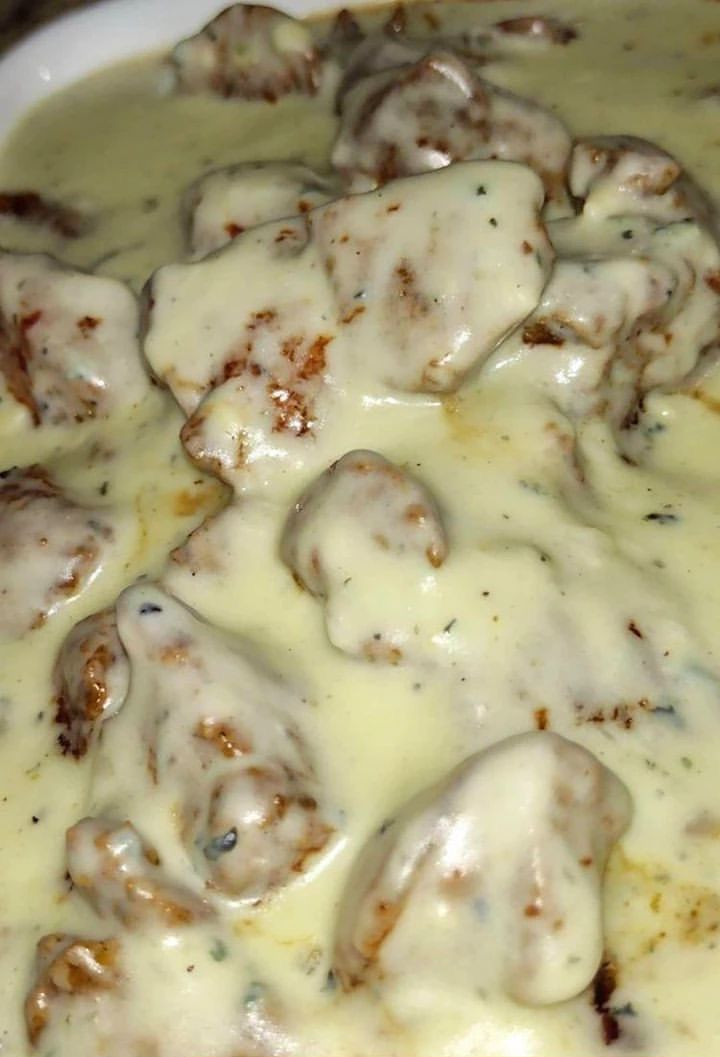 APERITIVO DE FILÉ AO MOLHO DE GORGONZOLA 