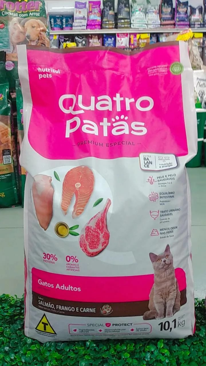 Quatro Patas Gatos Adultos Sabor Carne, Frango e Salmão