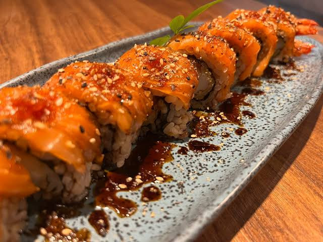 URAMAKI PHILADELFIA COM LASKA DE SALMAO MACARICADO E CAM EMAPANDO