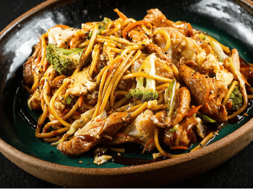 YAKISOBA DE FRANGO