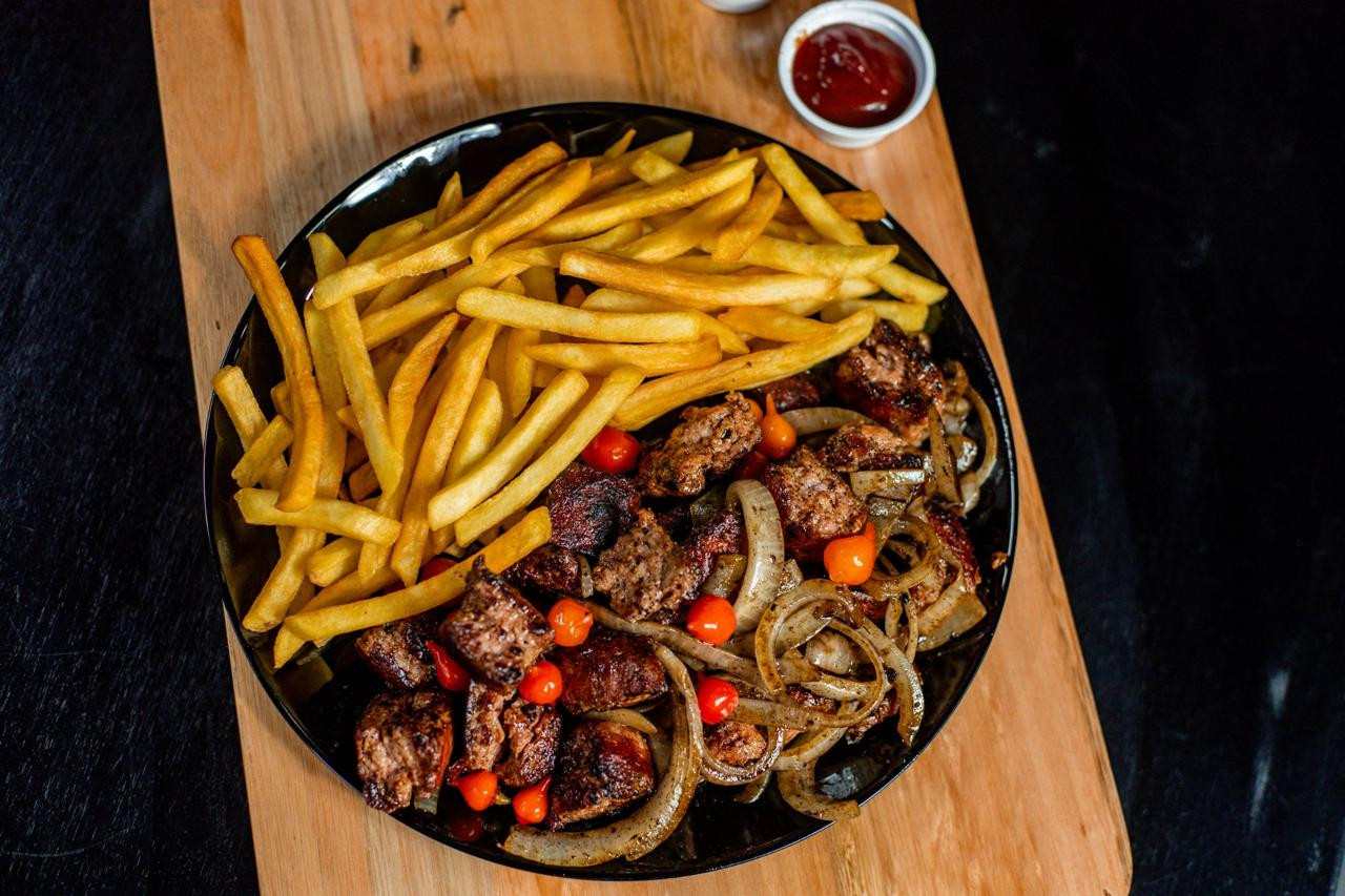PORÇÃO LINGUICA BRAG. ACEBOLADA C FRITAS