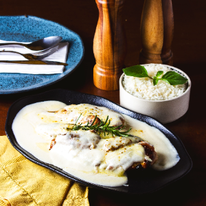 FRANGO AO GRATIN COM PARMESAO