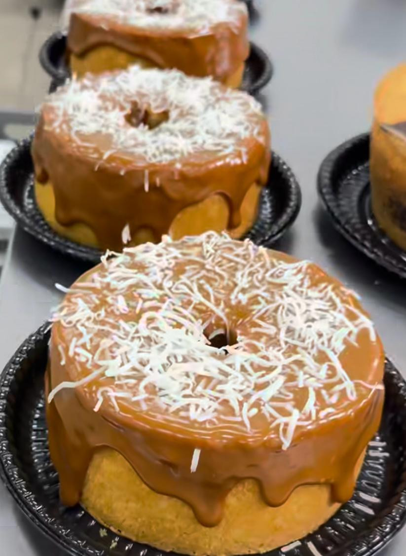 Bolo de Côco com Doce de Leite