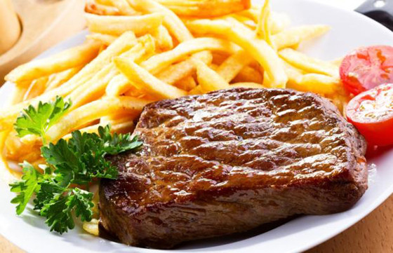 FILÉ COM SALADA