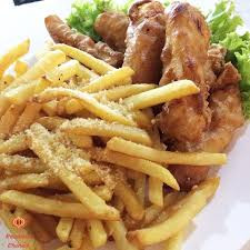 FRANGO EMPANADO COM FRITAS 