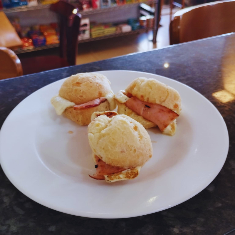 PÃO DE QUEIJO RECHEADO PEITO DE PERU E QUEIJO MINAS.