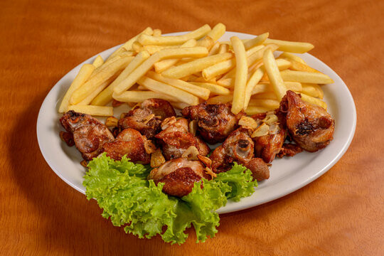 PORÇÃO DE FRANGO A PASSARINHO