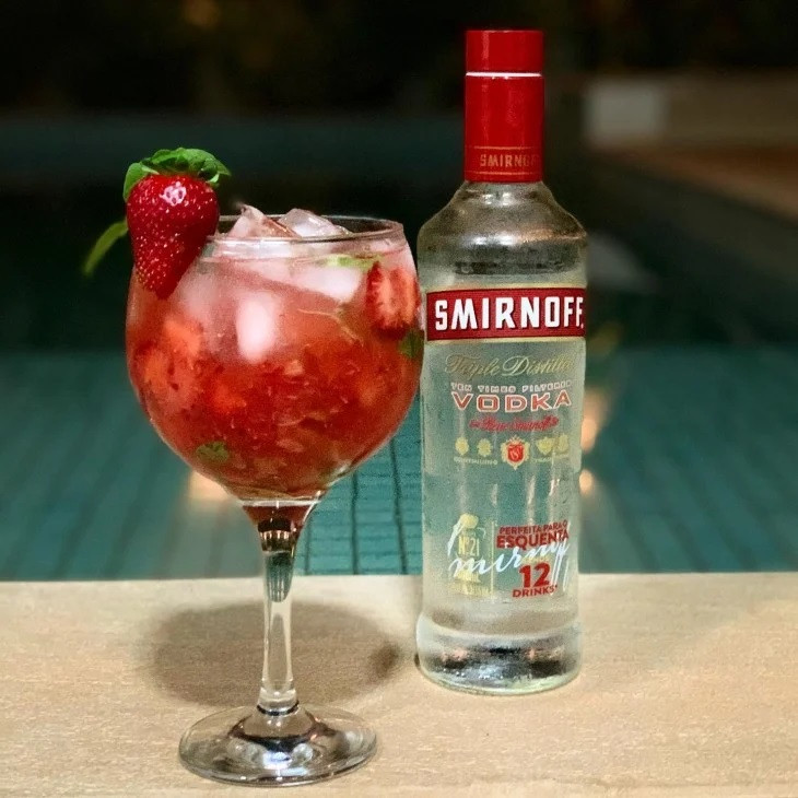 Caipiroska de Morango e Manjericão