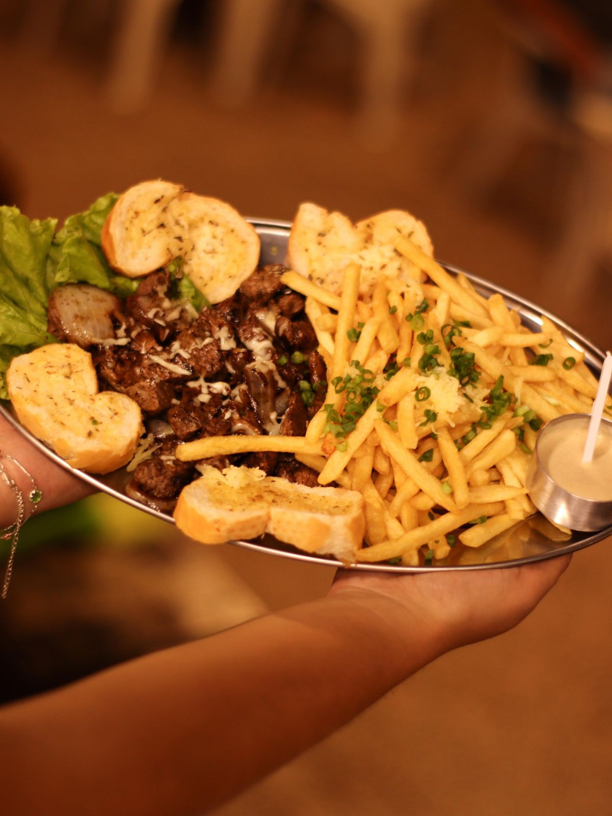 PORÇÃO DE FILE MIGNON ACEBOLADO C/ BATATA FRITA (500gr)