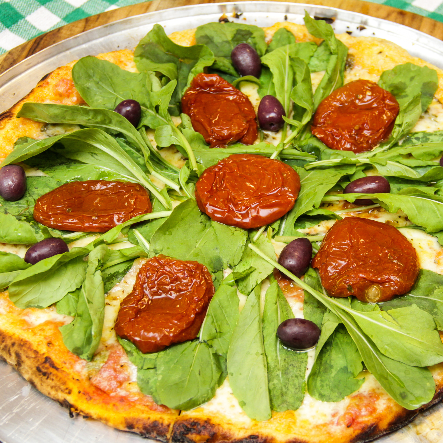Pizza rúcula com tomate seco