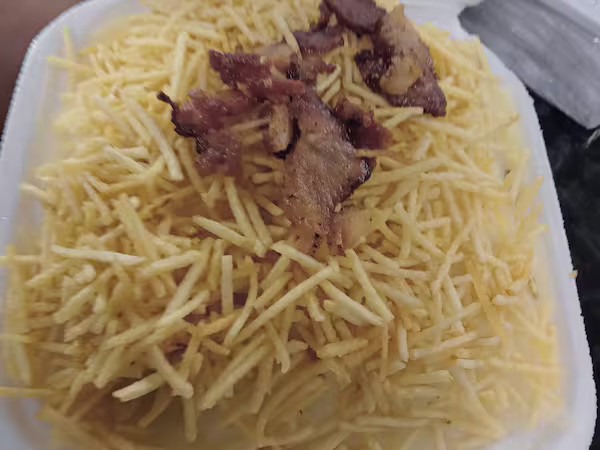 Hot dog de calabresa no prato