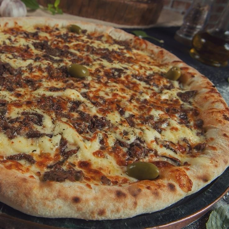 PIZZA DE CARNE DE SOL COM CHEDDAR