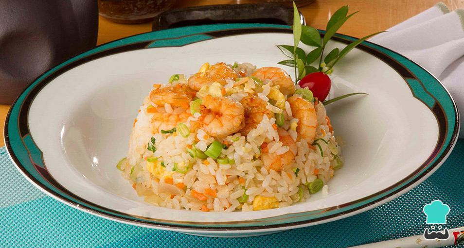 Arroz yakimeshi com camarão