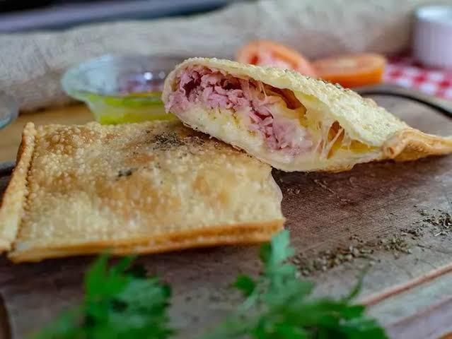 FRANGO MUSSARELA E PRESUNTO E VINAGRETE