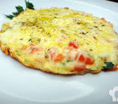 OMELETE DE QUEIJO E TOMATE 