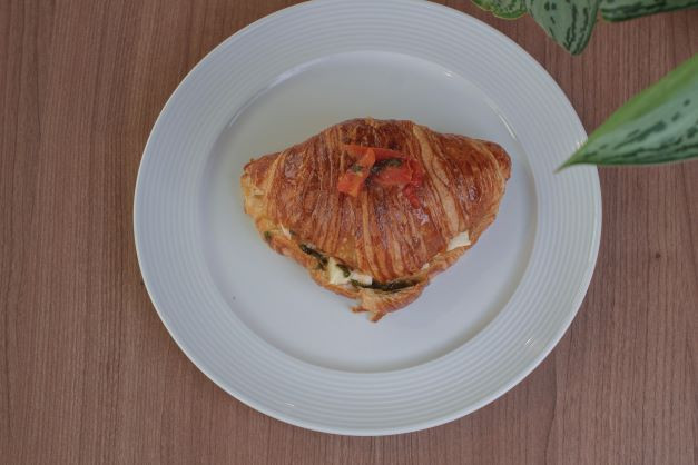 CROISSANT QUEIJO, TOMATE E PESTO