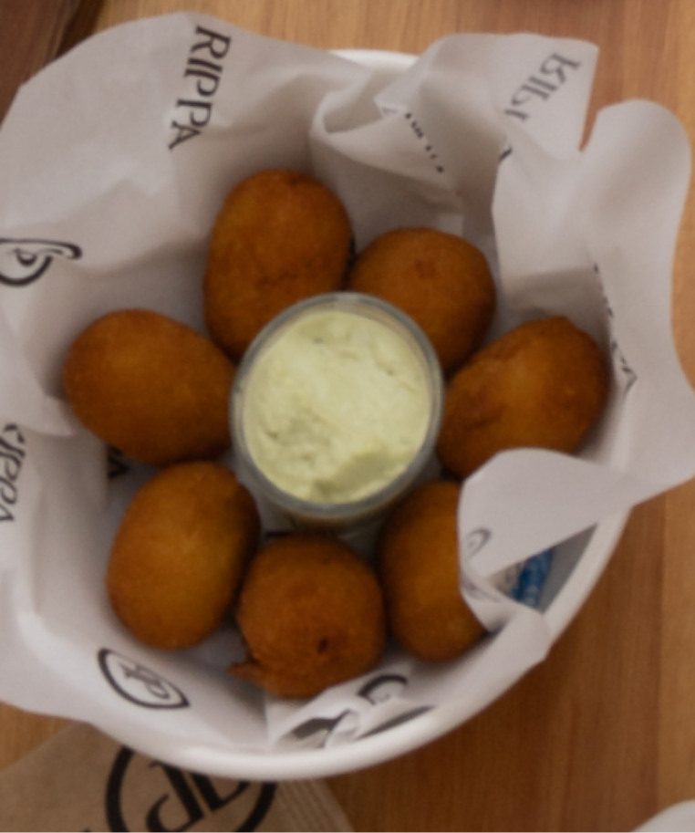 BOLINHO DE CARNE SECA COM CATUPIRY