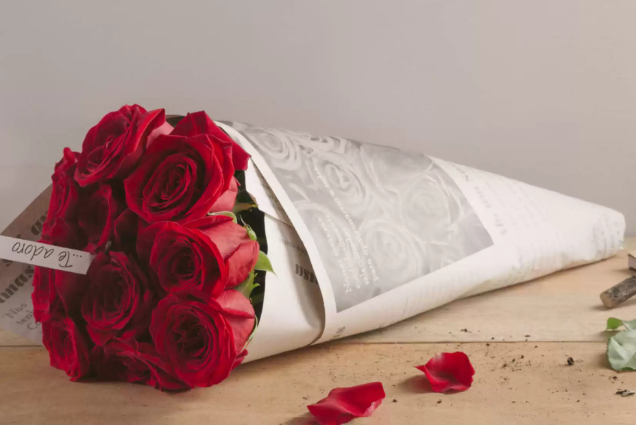 Buquê de 10 Rosas Vermelhas Enrolado em Jornal