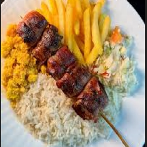 ARROZ/FRITAS/2 ESPETINHOS/FAROFA/SALADA