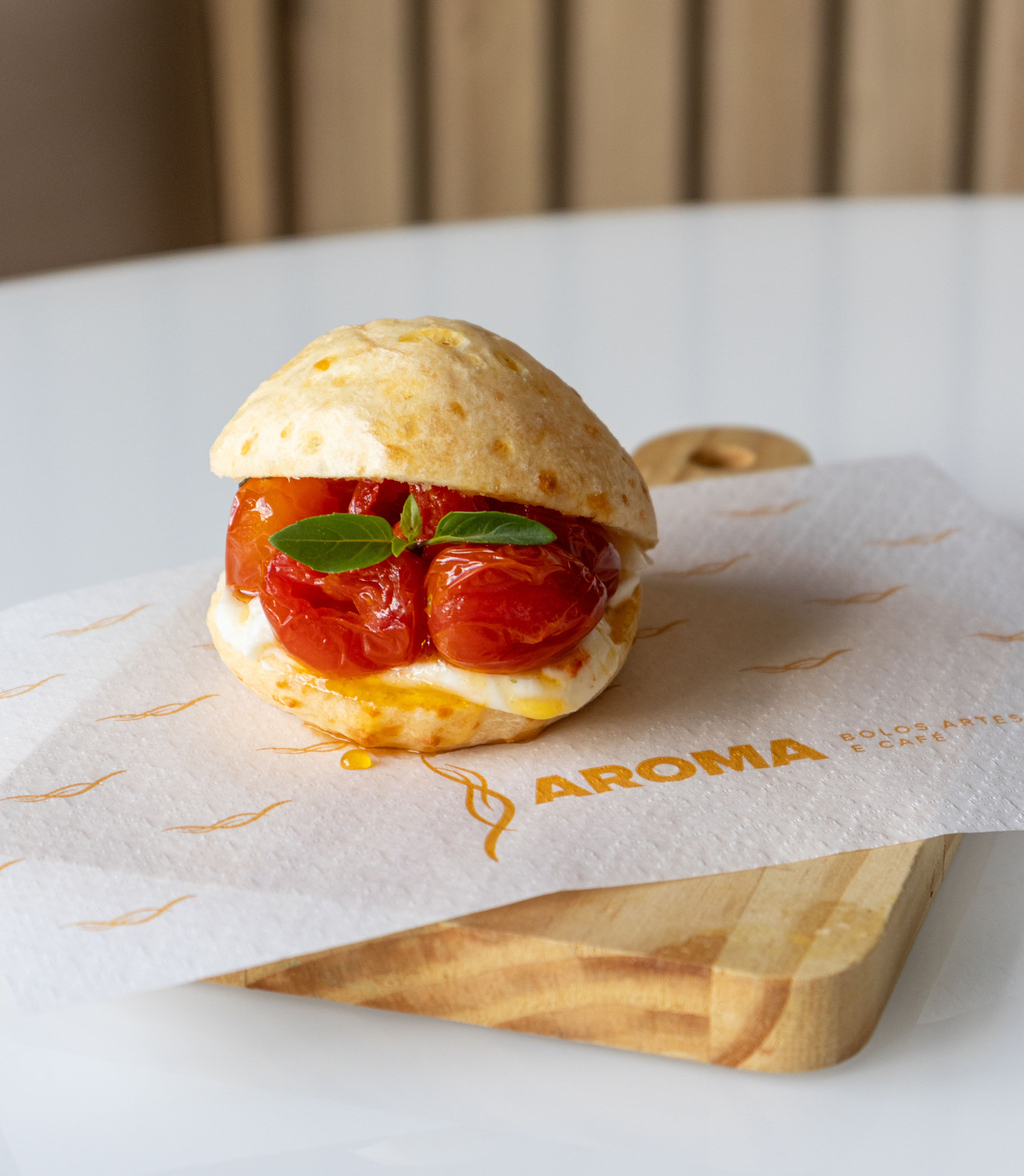 PÃO DE QUEIJO RECHEADO COM TOMATE CONFIT E BURRATA