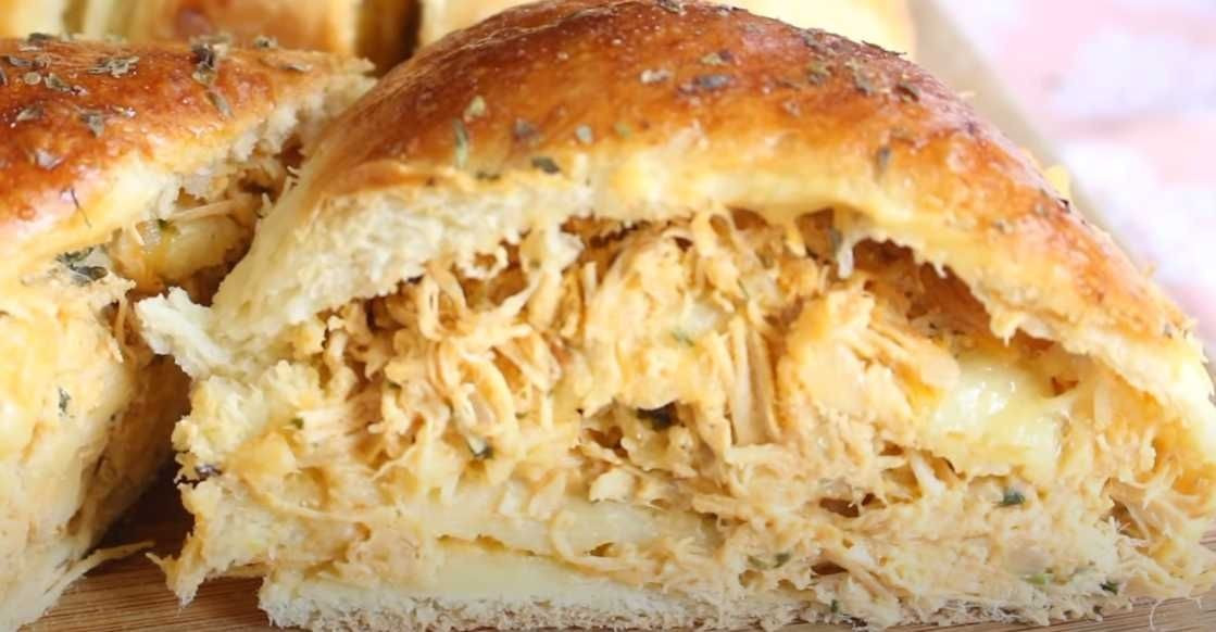 PÃO COM FRANGO CREMOSO