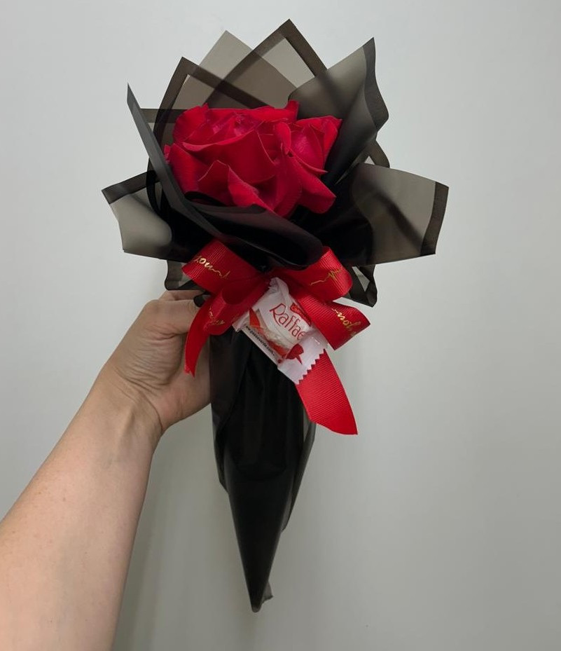 ROSA NA MANGA VERMELHA COM RAFAELLO
