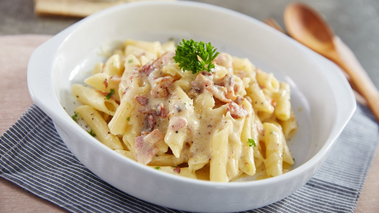 MACARRAO PENNE AO MOLHO FONDUE