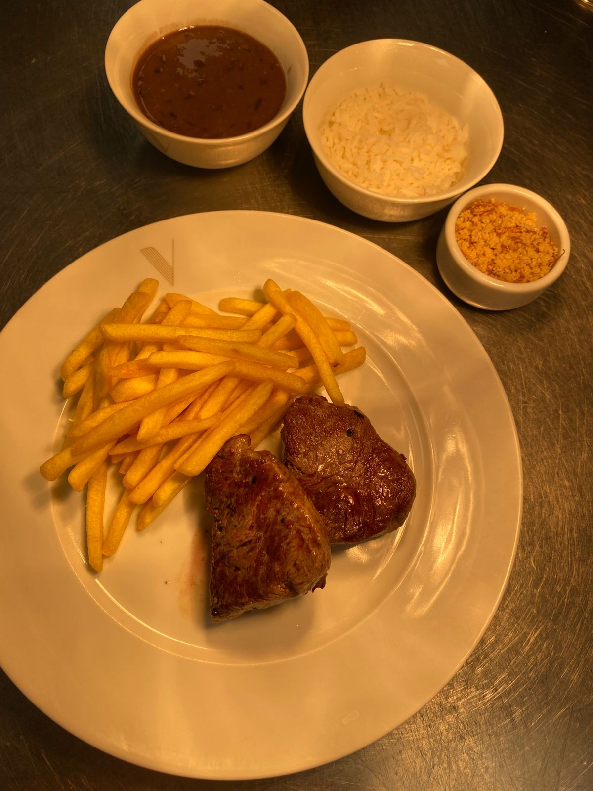 Escalope de Mignon, arroz, feijão, farofa de cebola e ervas finas, batata frita ou legumes (200gramas )