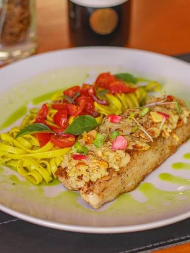 PESCADA AMARELA COM CROSTA DE ERVAS E LEGUMES