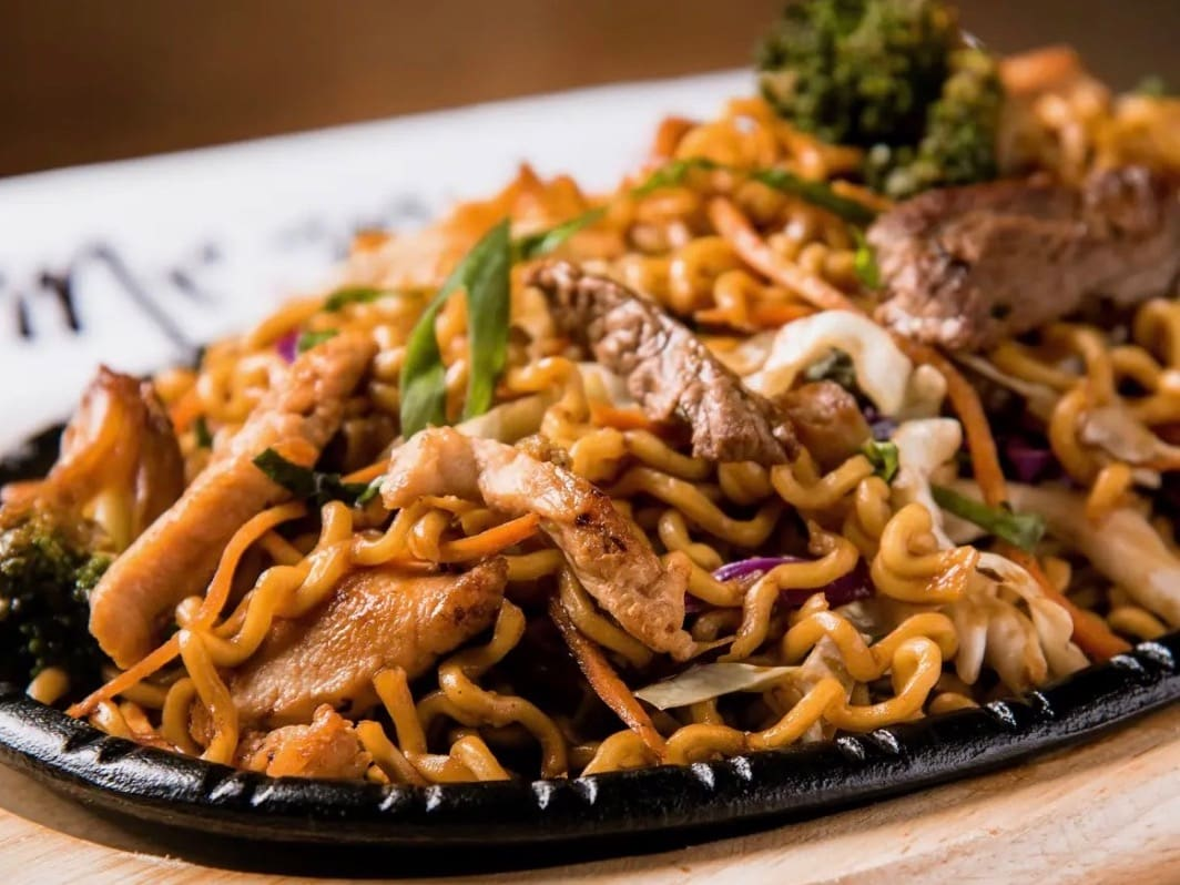 YAKISOBA MISTO C/ CARNE E FRANGO