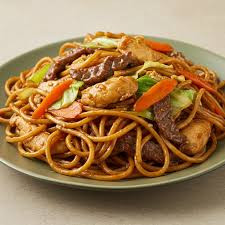  YAKISOBA ( CARNE E FRANGO )